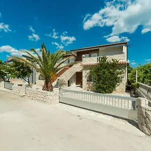 apartments-lucica.hotelinzadar.com/